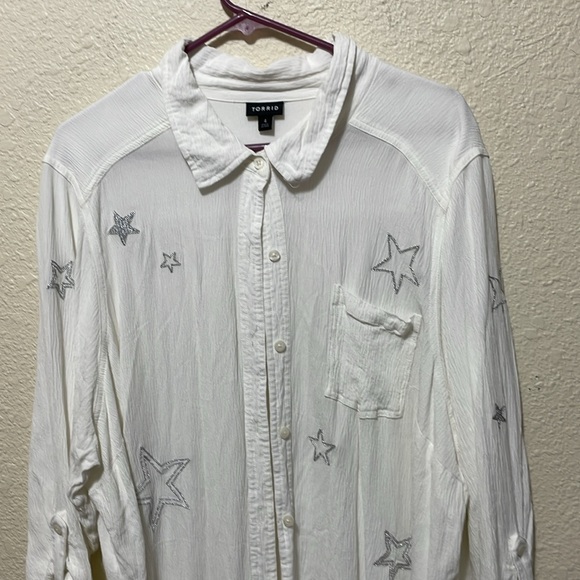 Torrid Women's White Lightweight Blouse. Good Condition. Size 4. - Picture 2 of 8